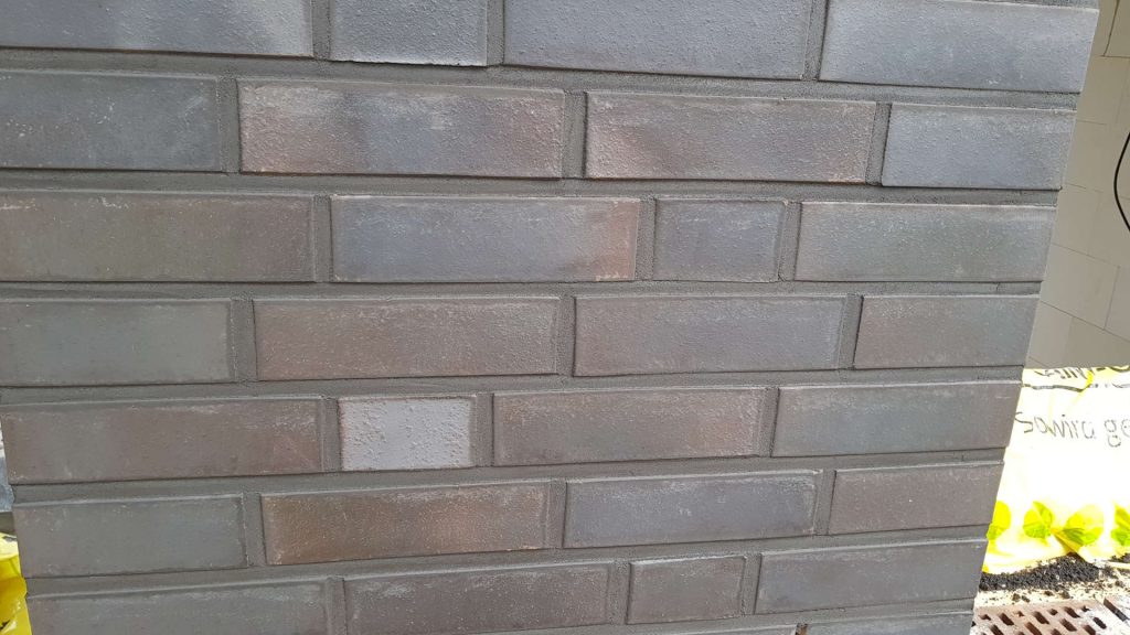 Klinkerwand wurde mit Remix Fugenmörtel gefugt.(Muss noch gereinigt werden).